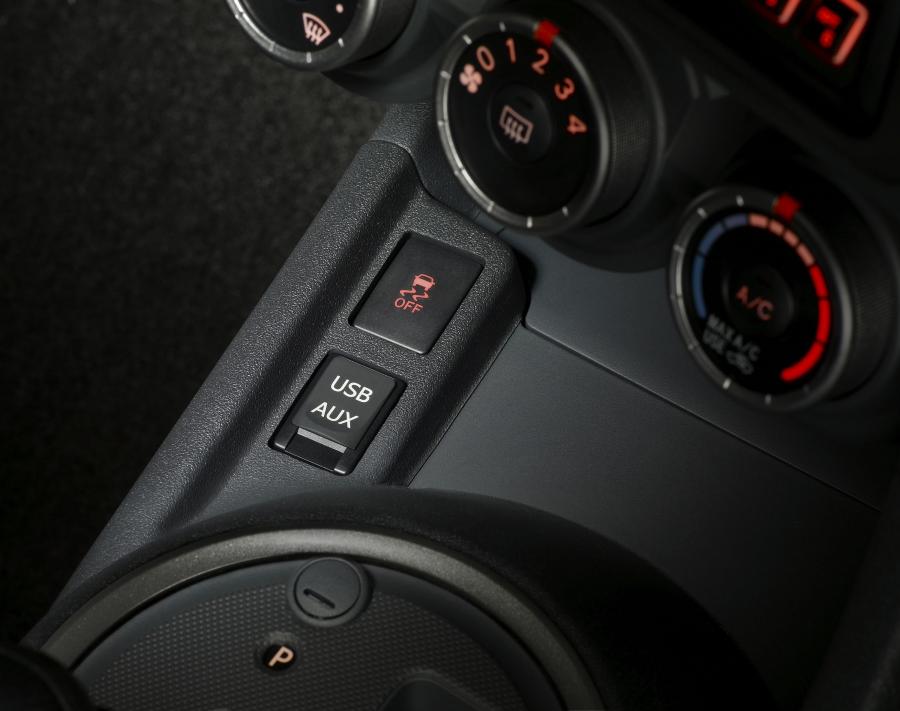 Детали интерьера Scion tC 2011 года  (фото 2 из 68)